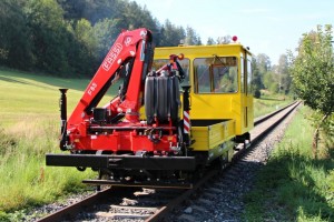Der Gleiskraftwagen MUV kann bis zu drei Anhänger ziehen und ist auch als ein Träger von Einrichtungen zur Schneeräumung und anderen Arbeiten einzusetzen.