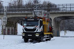 Dvojnůžková pracovní plošina NPi 400 umožňuje neomezené otáčení kolem své osy. Boční dosah, velikost a nosnost pracovní plošiny splňují náročné požadavky pro práci na údržbě trolejového vedení.