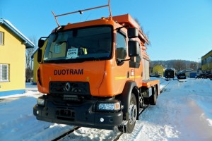 Při jízdě po koleji je přenos výkonu zajištěn hydrostaticky pomocí čerpadla a hydromotorů.