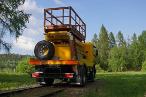 Power transmission on rails is effected by means of road tyres.