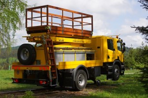 Das Zweiwegefahrzeug S DUOTRAM ist zur Straßen- als auch Straßenbahnfahrt und Arbeit konstruiert, zu Instandhaltungsarbeiten, Materialtransport, als auch Reparaturen von den Fahrleitungen, unter eingeschalteter Fahrleitung und in Übereinstimmung mit allen Sicherheitsanforderungen.