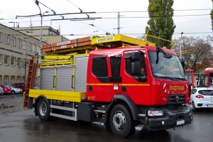 Das Zweiwegefahrzeug R DUOTRAM H ist mit einer isolierten Scherenhubarbeitsbühne zu Instandhaltungsarbeiten an Fahrleitungen, ebenso unter eingeschalteter Fahrleitung, und in Übereinstimmung mit allen Sicherheitsanforderungen, ausgestattet.