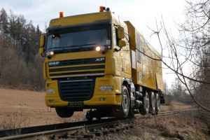 L‘unité de soudage par étincelage des rails est conçue pour des sections d’une surface brute maximum de 10000 mm2. La tête de soudage peut être fournie avec un extracteur intégré ou d‘un autre type. Un outil de cisaillement permet le cisaillement de l’intégralité du profil de rail. L‘unité de soudage permet de souder des longs rails sur une voie, et assure une qualité de la soudure de rail garantie par un rapport informatisé de chaque joint soudé.