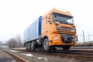 Das Fahrzeug ist mit der Muskelkraftbremse, Parkbremse und Notbremse ausgestattet. Das hintere Schienendrehgestell mit einem Mikrofahrgestell ermöglicht ein leichteres Aufgleisen.