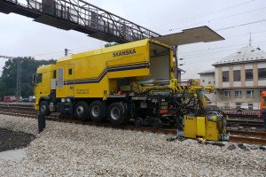 Le véhicule rail-route DAF XF 105 8x2 WELDERLINER est équipé d’un conteneur de soudure par étincelage, conçu pour la soudure dans des conditions de chantier. La propulsion ferroviaire hydraulique est assurée par deux bogies double essieux situés derrière les essieux routiers.