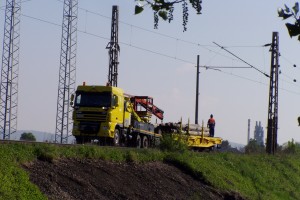 Das Zweiwege Fahrzeug DUOTRACKTOR HNJ-RP ist zur Straßenfahrt und Arbeit als auch Schienenfahrt und Arbeit auf Staat-, Regional- und Werkbahnen konstruiert. Das Fahrzeug ist mit einer Auslegerbühne RP 400 und mit einem Hydraulikkran PK 18002 EH-C ausgestattet. Das Fahrzeug ist zur Schienenfahrt auf Schienen von einer Schienenspurweite 1435 oder 1520 mm (einstellbar) konstruiert.