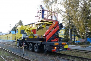 Boom platform RP 400 enables full unlimited rotation around its axis. Side reach, size and loading capacity of the platform meet all requirements for OLE maintenance. The elevating platform has a remote control, it can be controlled from a mobile control panel.