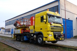 Le véhicule est conçu avec un système de réglage d’écartement de roues rail permettant de rouler sur des voies de 1435 ou de 1520mm. La transmission de puissance durant la marche sur des rails est activée par les pneus du véhicule. Le mouvement des mécanismes est hydraulique, et il est commandé électriquement à partir des panneaux de commande latéraux situés sur le véhicule, ou à partir de la cabine du conducteur.