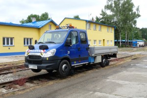 Машина на комбинированном ходу IVECO DAILY AGO DUO - V предназначена для езды и работы на дороге или езды и работы на общегосударственных, региональных и подъезндных путях. Приводная система на рельсах фрикционная типа шины-рельсы, т.е. привод используется трением между задними шинами и рельсами. Во время езды по рельсам арретирование передней оси адаптера обеспечивает требуемую высоту передних шин над головкой рельса. Машина идеальным аварийным средством с возможностью везти 1+6 работников! Во время езды по дороге большим преимуществом являются сохранение углов проходимости для производителя машины.