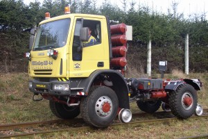 Der größte Vorteil dieses zweiwegen Fahrzeugs ist die hohe Anhängelast von bis zu 1000t. Daher sind vier Luftbehälter eingebaut. Für eine leichtere Kuppelung zu Eisenbahnwagen oder Puffern ist es möglich, das Fahrzeug mit einer selbsttätigen Kupplung auszustatten, usw.