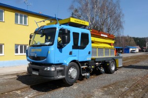 The scissor-type elevating platform enables full unlimited rotation around its axis. Side reach, size and loading capacity of the platform meet all requirements for OLE maintenance. The elevating platform has a remote control, it can be controlled from a mobile control panel. The vehicle is equipped with sand-sprayers system for increasing adhesion in hard terrain conditions.