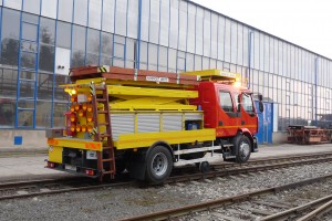 Renault Midlum - NP to specjalistyczny pojazd drogowy wyposażony w izolowaną platformę podnoszoną (do pracy pod napięciem) ze skrytką na narzędzia. Zaprojektowany został do jazdy i pracy zarówno na drogach jak i na torach kolejowych, np. do konserwacji i napraw, transportu materiałów z możliwością samo-manipulacji, do pracy z siecią trakcyjną pod napięciem z zachowaniem wszelkich wymogów norm bezpieczeństwa.