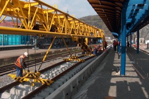 Cet équipement est conçu pour le travail sur des rails rectilignes ou en virage de rayon de courbure minimum de 200 m, sur des voies d'écartement de 1435 ou 1524 mm, ou àprès modification sur d‘autres écartements suivant les besoins des clients.