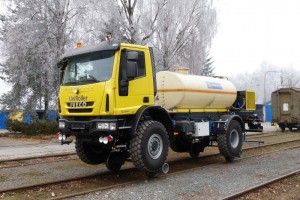 Zu unseren Produkten gehören Eisenbahnwagen und Eisenbahntransporter, Eisenbahnfahrgestelle, Platformaufbauten, Auffahrrampen, u.ä.