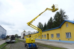 Road-Rail articulated mobile elevating platform Genie DUO is driven by means of diesel engine or built-in accumulators (for use inside buildings or in tunnels).