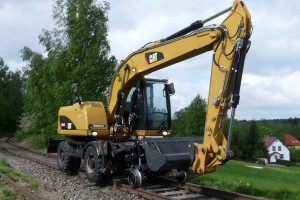 Road-Rail excavator can be used with or without the rail gears. Thrust of rail wheels on rails is controlled.