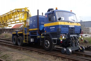 Zweiwege-Fahrzeug TATRA 815 PKP - zweiachsige Schienenfahrgestell mit geregeltem Andruck für einen einfachen Betrieb der Schwerlastmaschinen bis zu einem Schienenradius von 80 m.