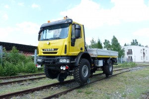 UniRoller 4x4 to uniwersalny pojazd szynowo – drogowy wyposażony w różnego typu nadbudówki – platformy ładunkowe, hydrauliczne żurawie ładunkowe, polewaczki, spryskiwacze, mobilne warsztaty, sprzęt ratunkowy do wkolejania, platformy robocze itd. Pojazd może posiadać ramę do szybkiej wymiany nadbudówek przy użyciu stabilizatorów. UniRoller 4x4 szybko się wkoleja i zjeżdża z torów, wykorzystywany jest do napraw i konserwacji na torach i drogach, z różnymi nadbudówkami i przy niskiej cenie pracy i kosztach obsługi.