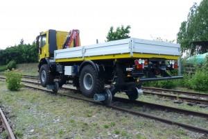 Bei Schienenfahrt erfolgt die Leistungsübertragung mittels der Fahrzeugreifen und Trommeln. Der vorerwänte Antrieb erfolgt ohne Kontakt mit den Schienen (eine einfachere Lösung) zu einem günstigen Preis.