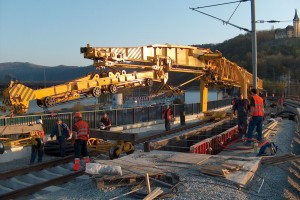 Le poseur de voie peut être utilisé lors de la construction de ponts, principalement pour la pose de poutres IP.