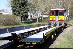 Le porteur de ferroviaire KOP 12/40 est conçu pour le transport de véhicules routiers et de machines sur des zones inaccessibles de la voie ferrée, pour des chantiers de construction, de réparations et d'entretien de voies, et de ponts.