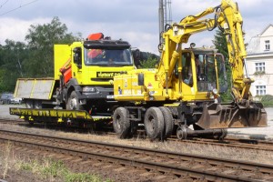 Le porteur KOP 12/40 peut être tracté par un véhicule rail-route ou une locomotive au moyen de barres de remorquage fournis.