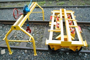 Rails manipulation unit SMK - Tackle trolley is moved on the frame structure by means of hand wheel with small chain wheel, fitting into roller chain installed in the gantry crane frame.