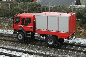 Für eine sichere Rückwärtsfahrt ist das Fahrzeug mit einem CCTV Kamerasystem, als auch mit Eisenbahnbeleuchtung ausgestattet. Alle Funktionen bei Schienenfahrt werden elektronisch aus dem Fahrerhaus oder von den Seiten des Fahrzeuges gesteuert. Eine Reversionsgetriebe ermöglicht Schienenfahrt mit derselben Geschwindigkeit in beiden Richtungen.