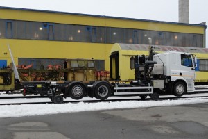 Hydraulic lifting device is installed at the rear of the vehicle.