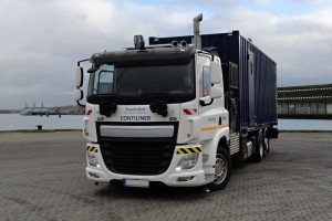 Dvoucestné vozidlo je vybavené kontejnerovou platformou s ISO zámky.