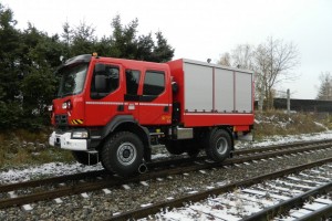 Das Zweiwege-Rettungsfahrzeug UniRoller-S 4x4 ist ein Rettungsfahrzeug konstruiert zur Straßen- als auch Schienenfahrt. Das Grundfahrzeug ist mit einem Doppelfahrerhaus mit 6 Sitzen (1 + 5) und Kastenaufbau für Rettungs- und Wiederaufgleisausrüstung ausgestattet. Alle Kasten sind mit Aluminiumrollläden gerüstet und mit Ausziehböden mit hoher Ladekapazität innerhalb des Kastens ausgestattet.