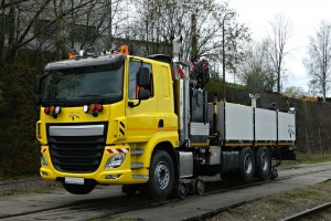 Das Zweiwege-Fahrzeug ist zur Fahrt und Arbeit auf Staat-, Regional- und Werkbahnen konstruiert. Das Fahrzeug ist mit einem Plattformaufbau, mit einem elektrischen Generator mit einer Leistung von 30 kVA, als auch mit einem zwischen dem Plattformaufbau und dem elektrischen Generator eingebauten Hydraulikladekran mit einer Hubkraft von 11,2 tm ausgestattet.